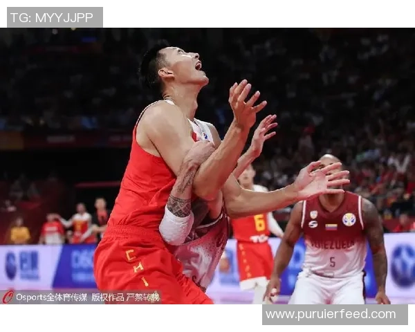 重庆篮球队在世界杯预选赛积分榜上以55分稳居第一名展现强劲实力